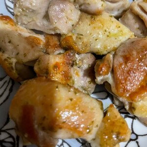 バジルチキン、パリパリに焼いた鶏肉にバジルの香り
